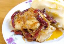 Abadejo con cebollas moradas y polenta especiada