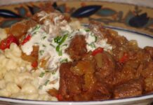Goulash con crema y ñoquis diferentes