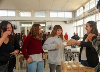 Continúa la entrega de netbooks en las escuelas de Suipacha