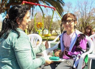 Entregan anteojos a estudiantes de escuelas primarias