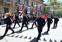 Felicidad y alegría para los bomberos en el desfile en su homenaje