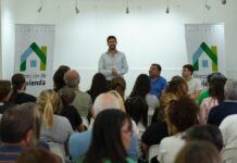 Más de treinta familias reciben planos de Viviendas