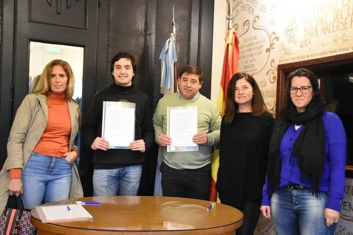 Firman acta acuerdo de Campania limpia_16_11zon