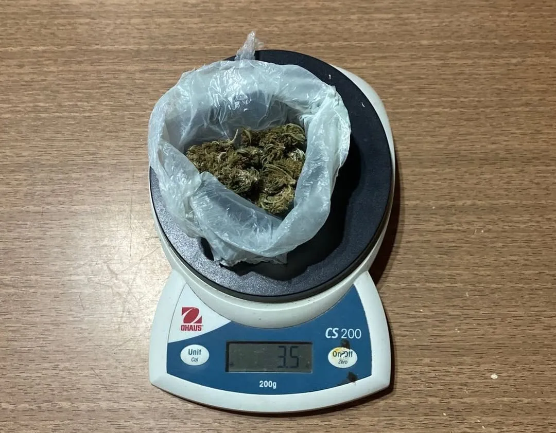 Policiales - Infraccion Ley 23.737- Tenencia para consumo marihuana 3.5 G 1_9_11zon